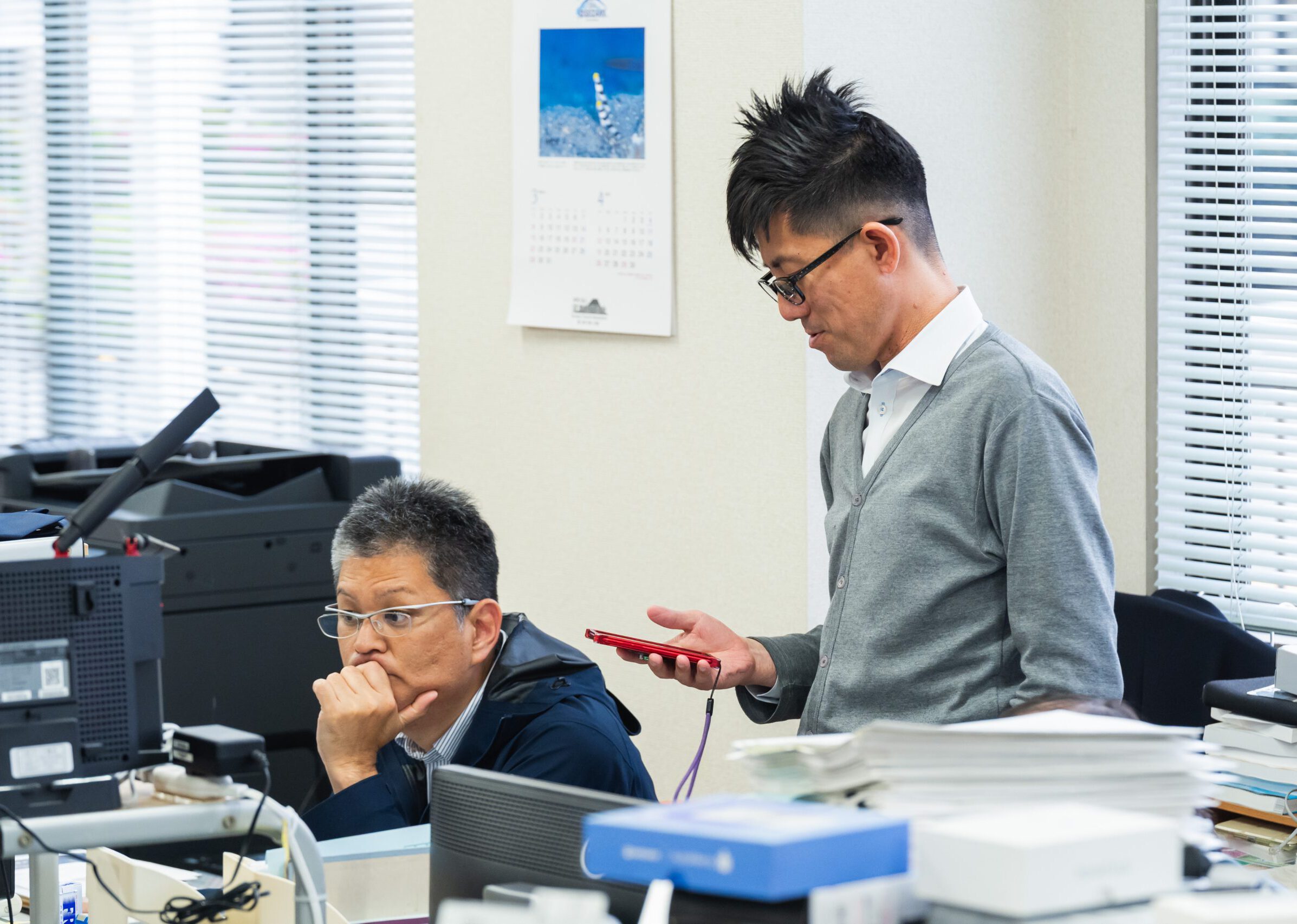 オフィスで打ち合わせをする社員