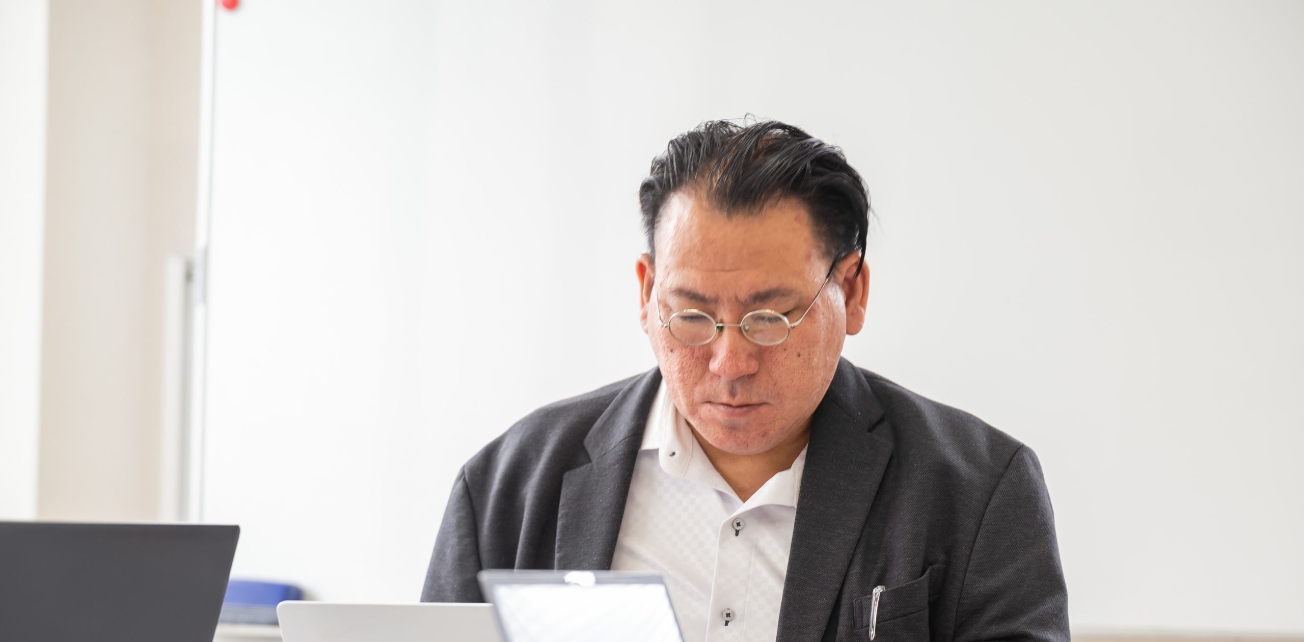PC作業に集中する前田和人代表取締役