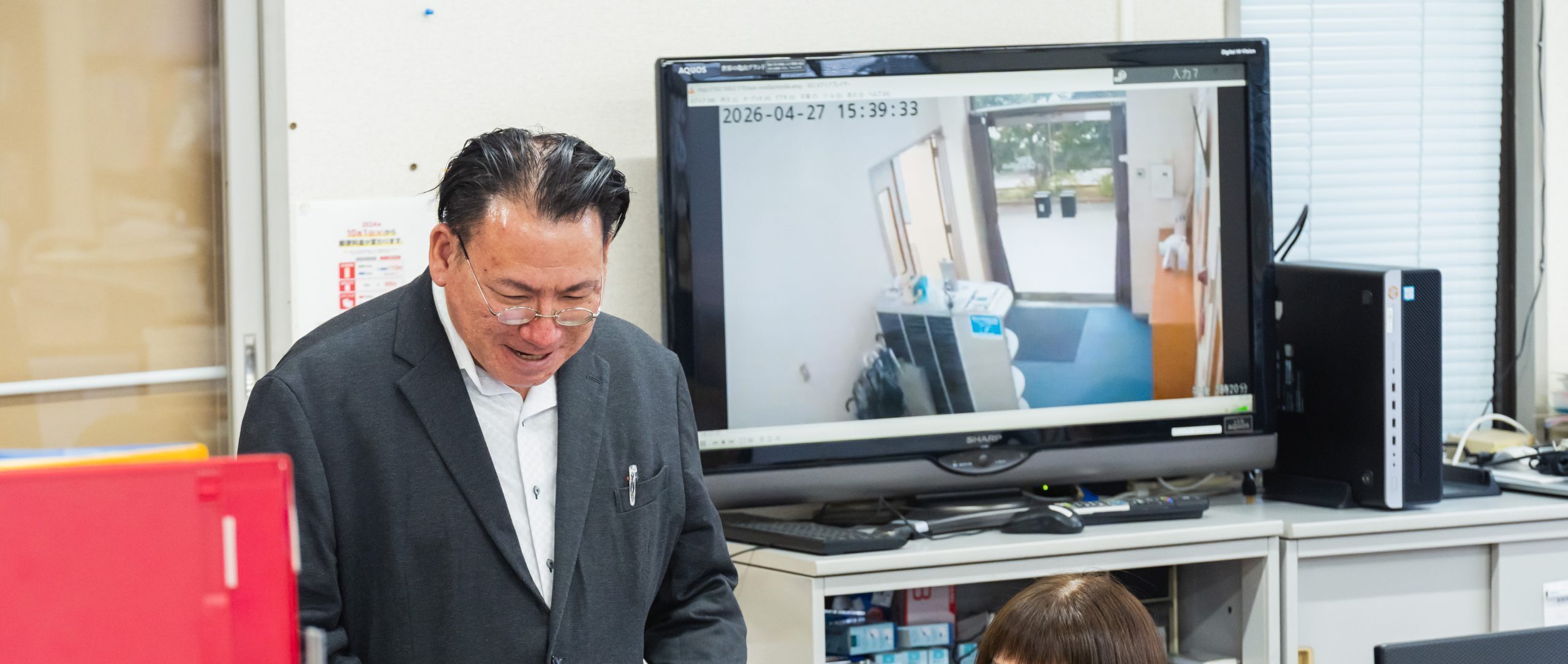 前田和人代表取締役が女性社員と話す様子